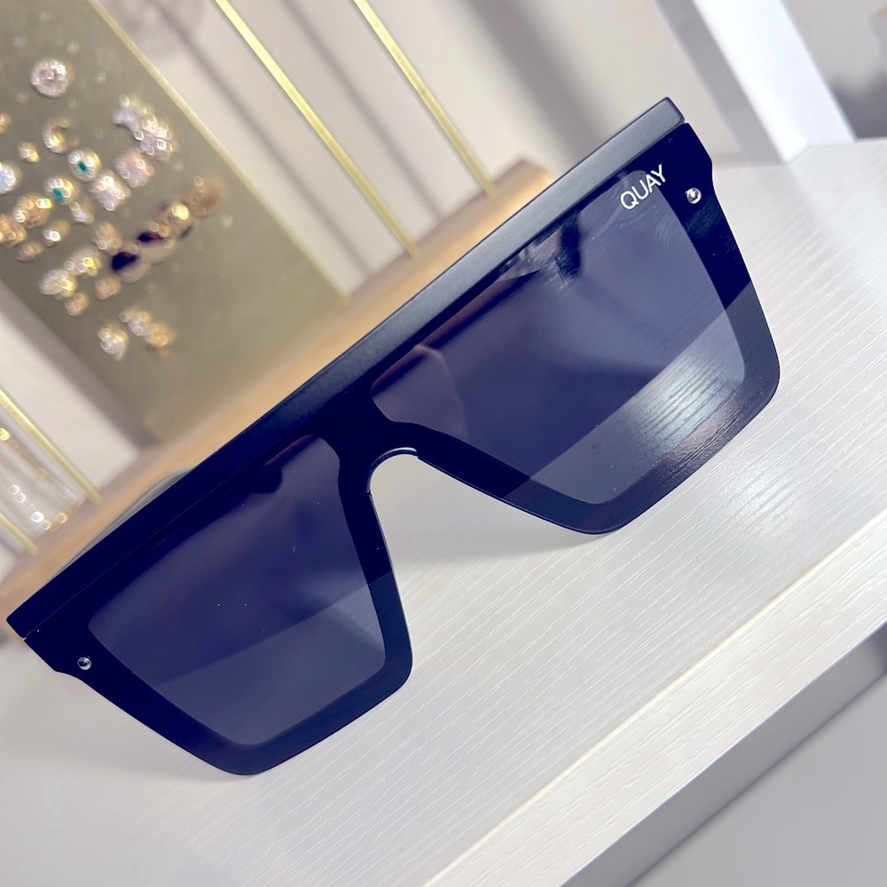 NWOT Hindsight Quay sunglasses